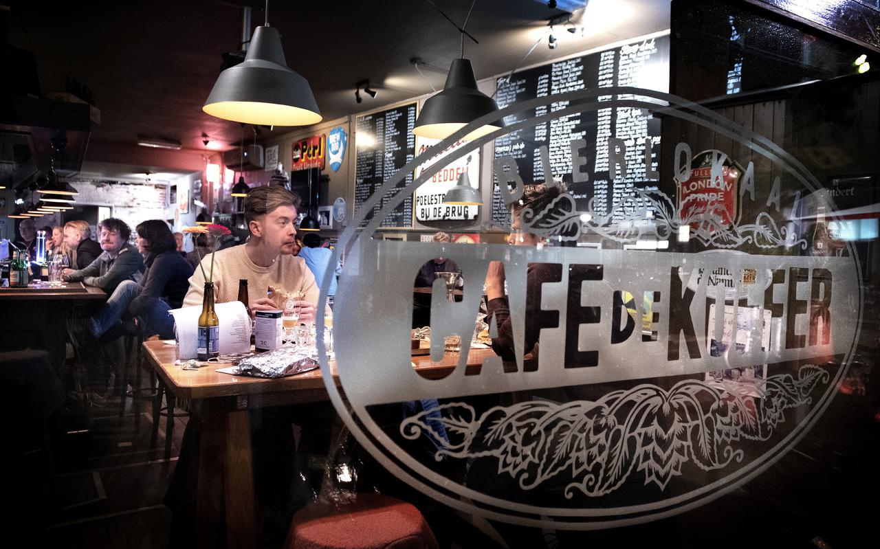 De gasten van Café De Koffer in Groningen drinken ietwat bedrukt hun laatste drankje voor de horeca zeker vier weken de deuren sluit.