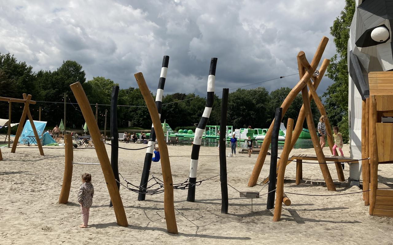 De Huttenheugte sluit de deuren voor een grote verbouwing. Voor 33 miljoen euro worden de bungalows en voorzieningen zoals het subtropische zwemparadijs gemoderniseerd. De Huttenheugte sluit de deuren voor een grote verbouwing. Voor 33 miljoen euro worden de bungalows en voorzieningen zoals het subtropische zwemparadijs gemoderniseerd.