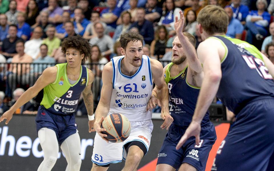 Clay Mounce van Donar zaterdag in wedstrijd 4 van de play-offs in duel met Leiden-speler Stan van den Elzen.