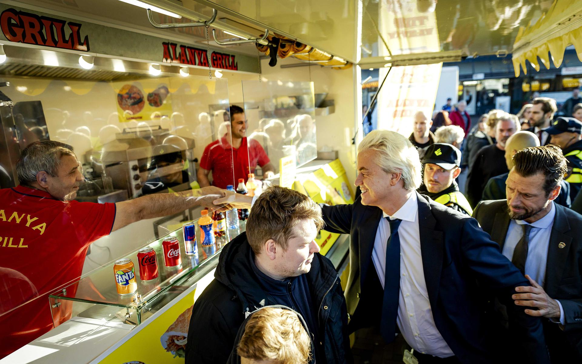 PVV-leider Geert Wilders in gesprek met een plaatselijke ondernemer in Ter Apel.