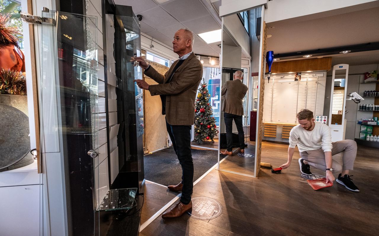 Frank Wind en Björn Hilgen ruimen de rommel op nadat vandalen zondagnacht hun winkel Greving en Greving hebben geplunderd. Frank Wind en Björn Hilgen ruimen de rommel op nadat vandalen zondagnacht hun winkel Greving en Greving hebben geplunderd.