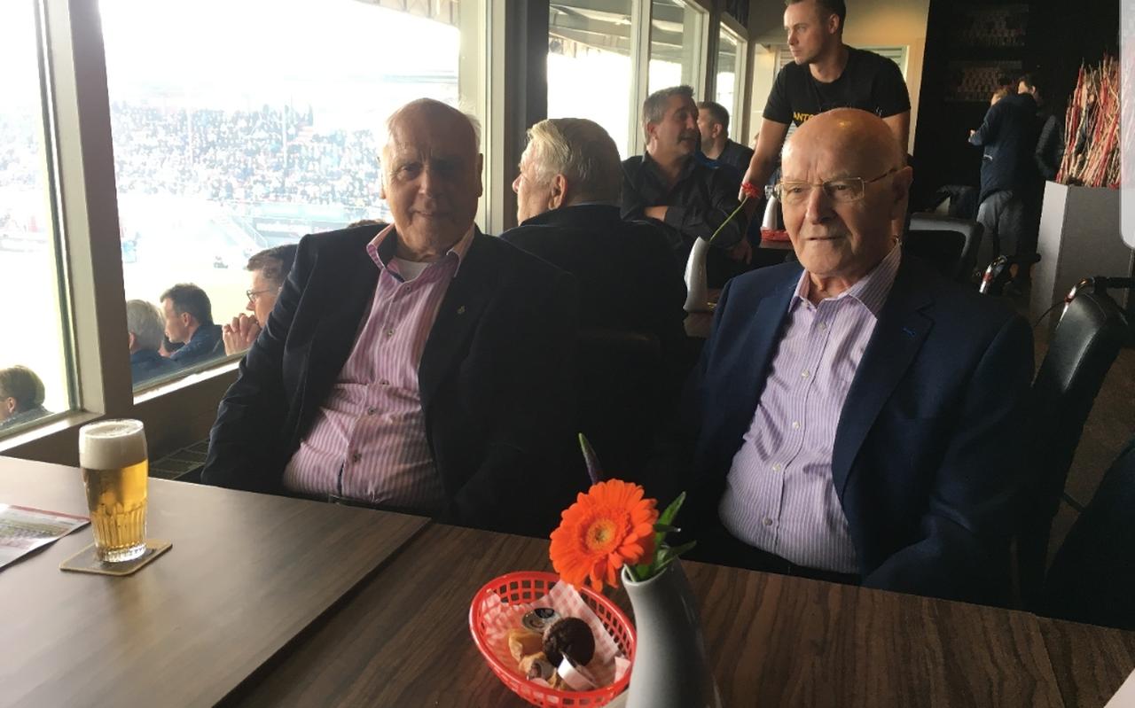 Bert Strating (links) in het stadion van FC Emmen. Bert Strating (links) in het stadion van FC Emmen.