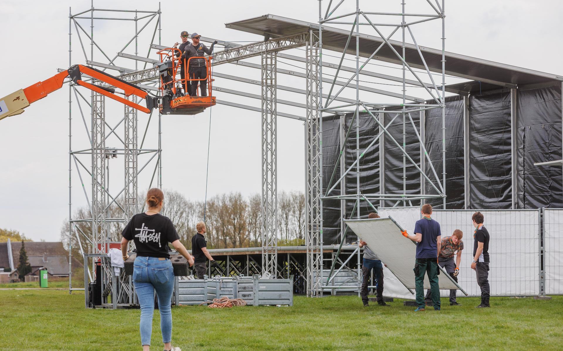 In Assen is het opbouwen voor het Bevrijdingsfestival aan de Baggelhuizerplas begonnen.