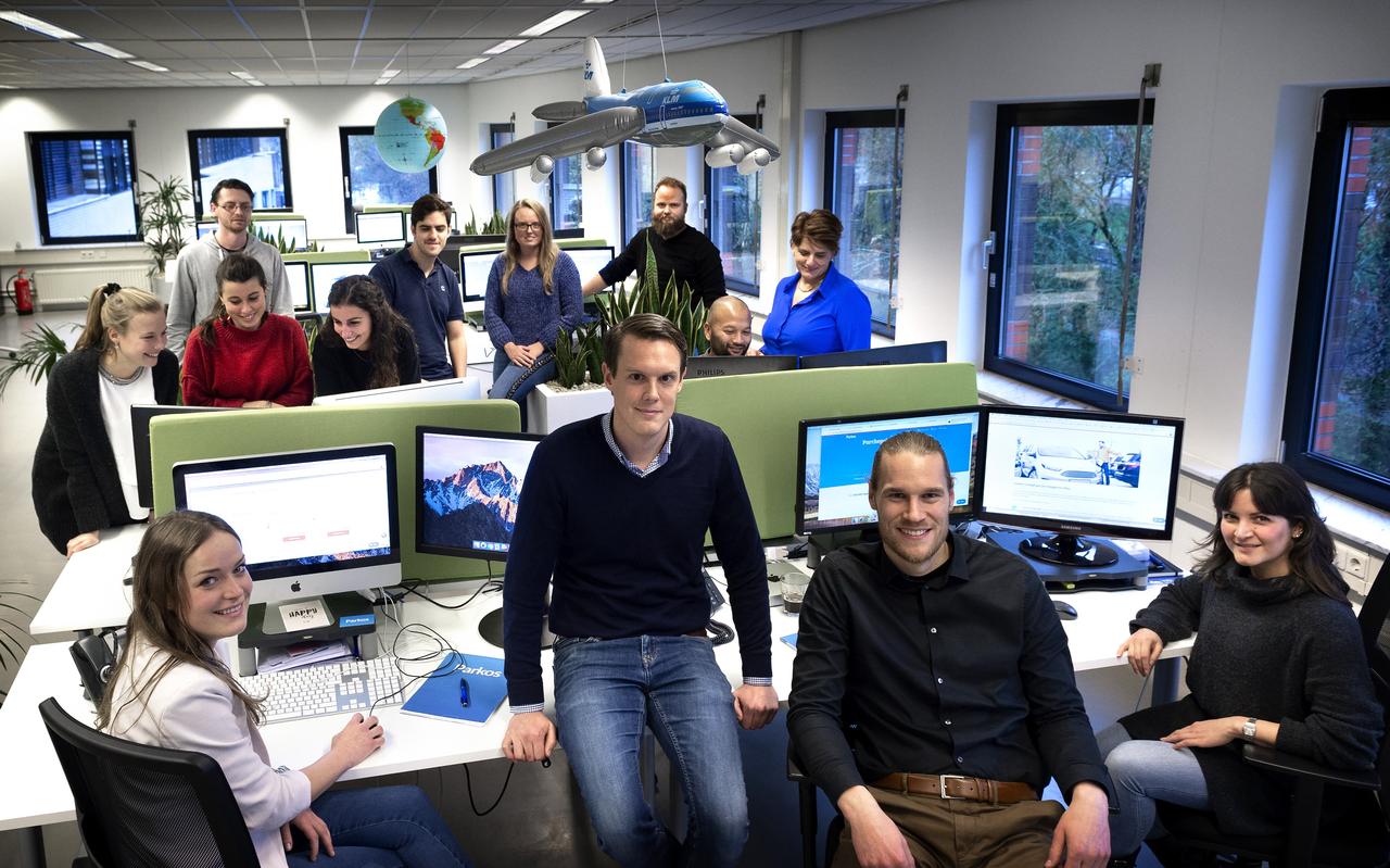 Arne Bos (tweede van links) en rechts van hem Peter Bosma temidden van de Parkos medewerk(st)ers in 2019. Arne Bos (tweede van links) en rechts van hem Peter Bosma temidden van de Parkos medewerk(st)ers in 2019.