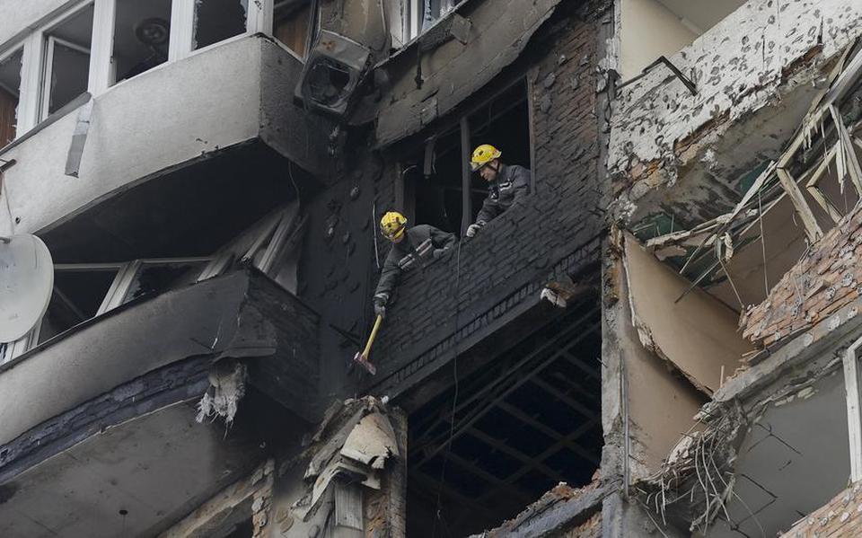 Schade aan een woongebouw in Kiev na een nachtelijke aanval van Rusland op Oekraïne. 