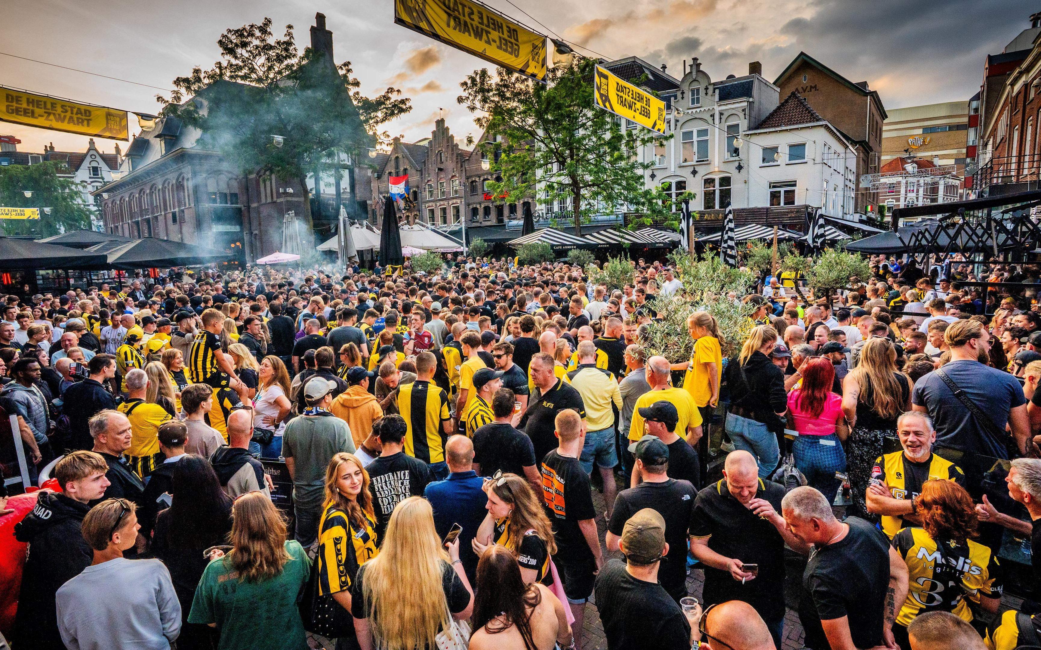 Supporters van Vitesse voeren actie in de binnenstad voor behoud van de voetbalclub. De KNVB besloot eerder de proflicentie van de club uit Arnhem in te trekken.
