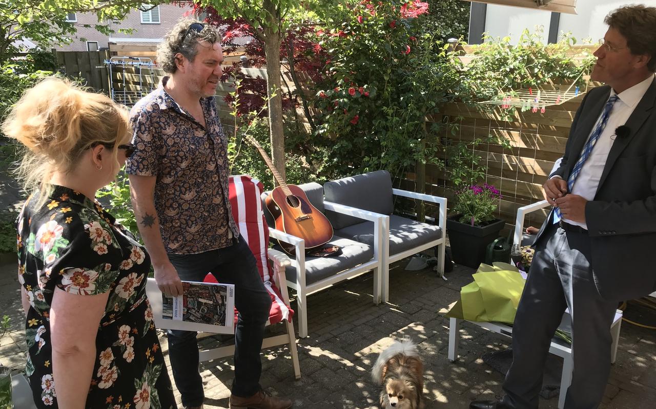 De DvhN streektaalprijs 2020 werd door juryvoorzitter Eric van Oosterhout thuisbezorgd bij winnaar Jan Henk de Groot. De DvhN streektaalprijs 2020 werd door juryvoorzitter Eric van Oosterhout thuisbezorgd bij winnaar Jan Henk de Groot.