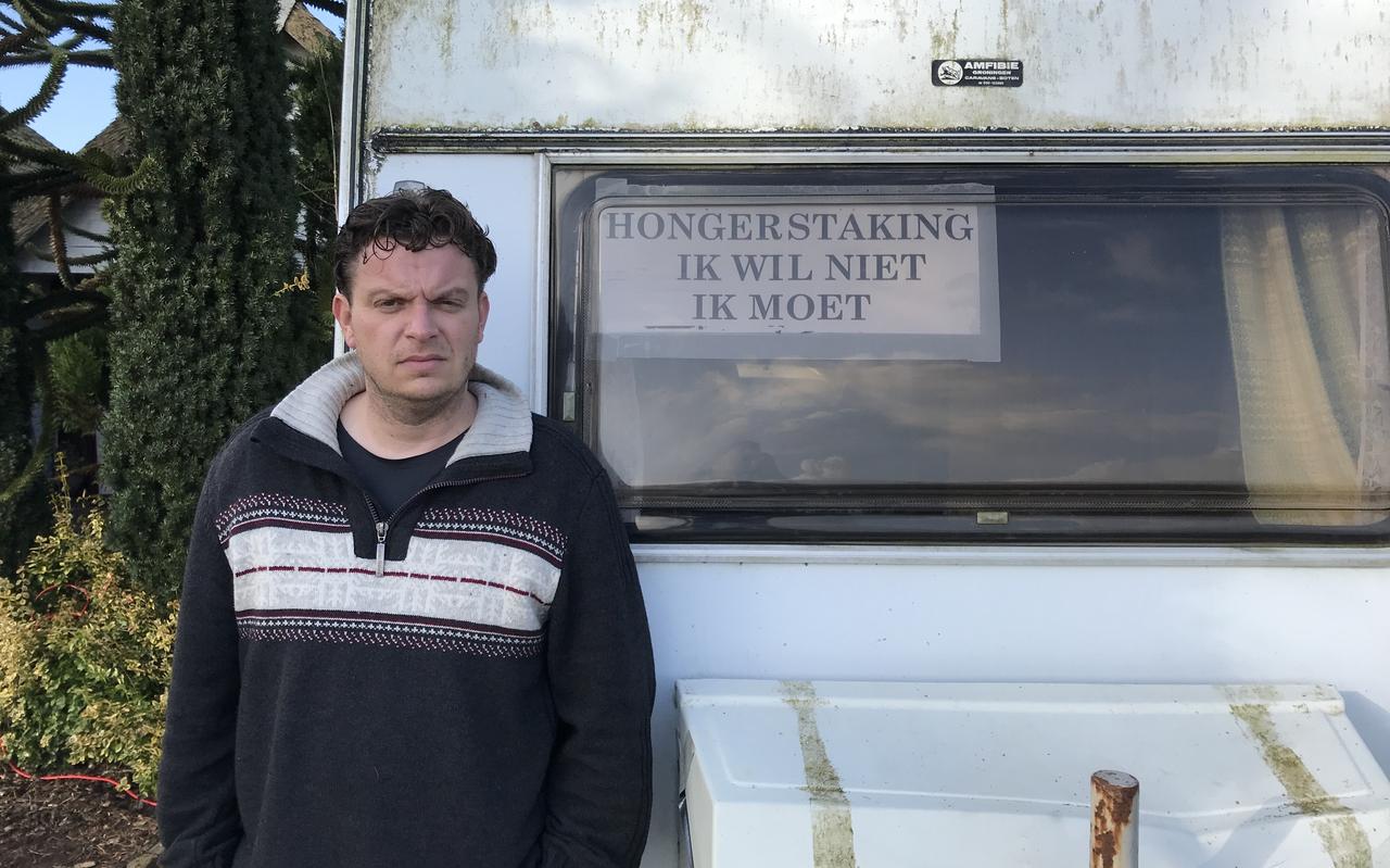 Dhani Hoekstra uit Ten Post is nu een week bezig met zijn hongerstaking. Dhani Hoekstra uit Ten Post is nu een week bezig met zijn hongerstaking.