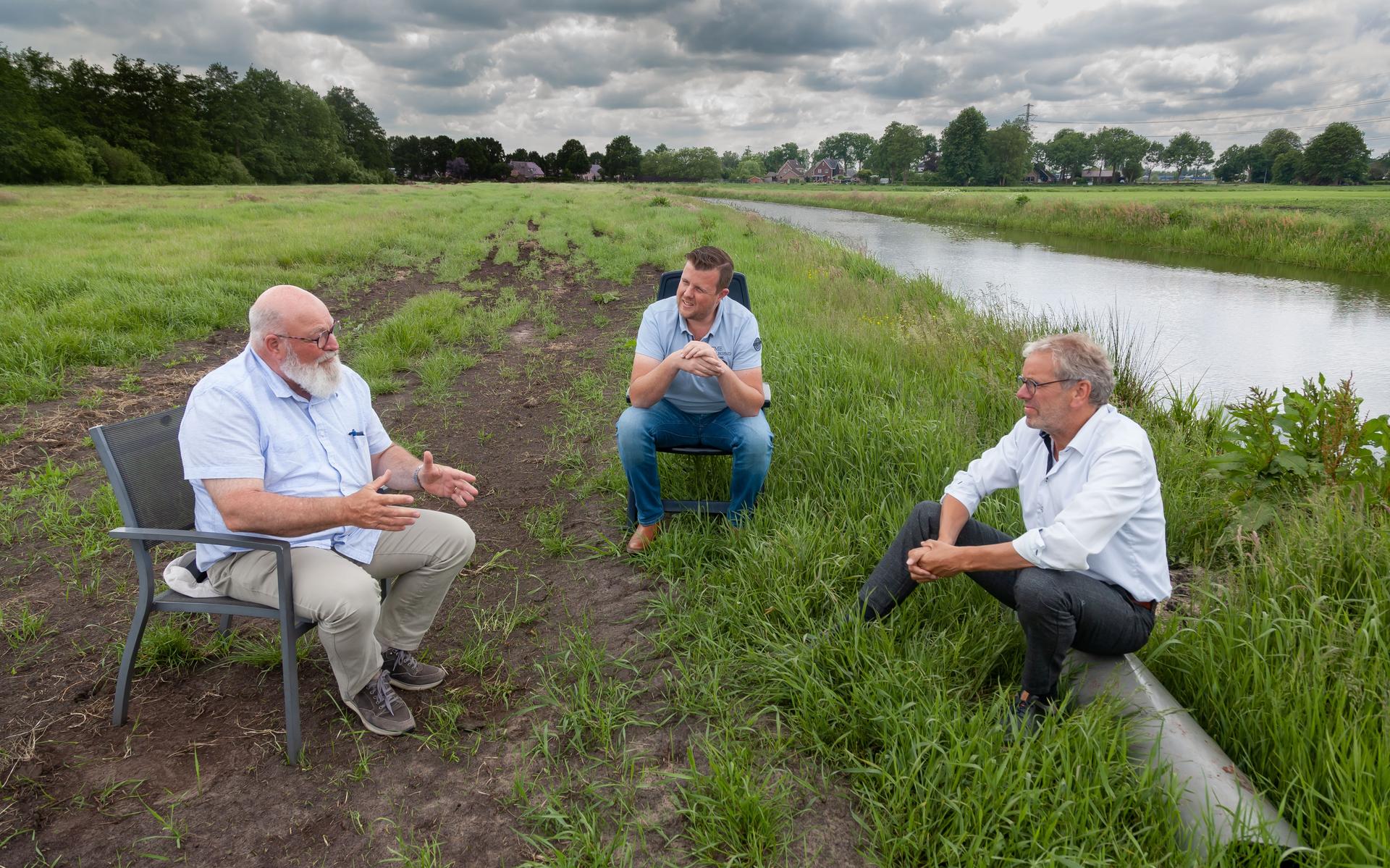 Herman Weggemans, Jeroen Nijland en Wim Stevens op de kavel waar laatstgenoemde zijn droomhuis gaat bouwen aan de Beilerstroom.