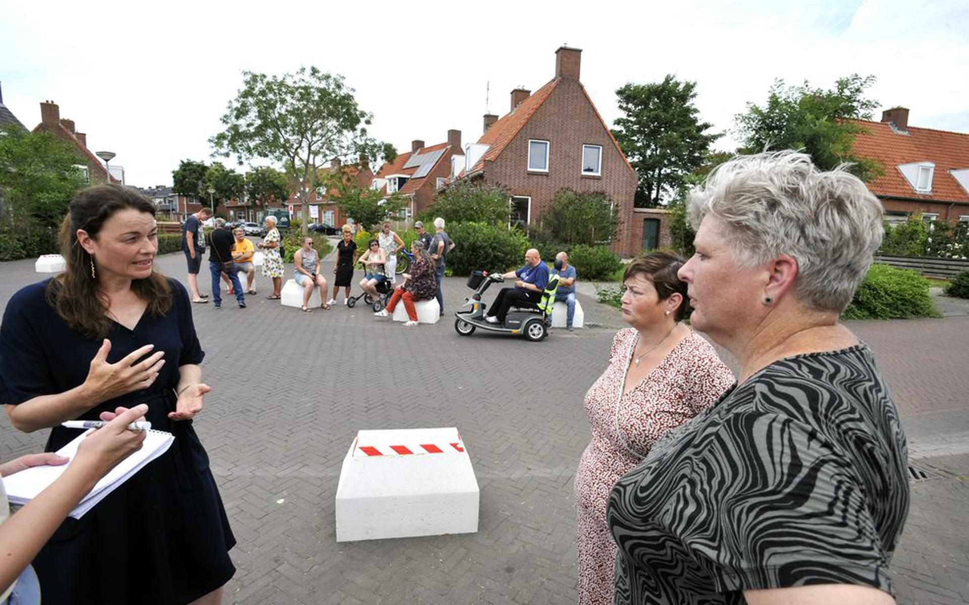 Brenda Strijkel (rechts) tijdens de actiedag in augustus in gesprek met een vertegenwoordiger van de SP. Foto: Bram Noordhuis