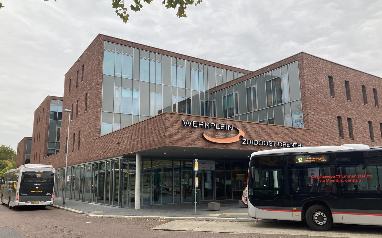 Het in 2009 in gebruik genomen gebouw Werkplein bij het Emmer trein- en busstation. Vroeger was op deze plek transportbedrijf Van Gend & Loos te vinden.