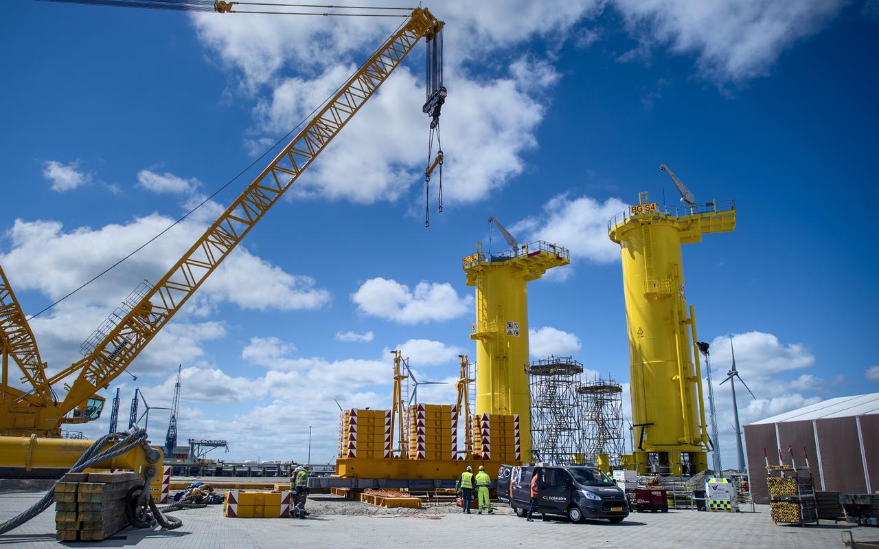 Met de Eemshaven als uitvalsbasis wordt in 2015 windpark Gemini boven de waddeneilanden aangelegd. Met de Eemshaven als uitvalsbasis wordt in 2015 windpark Gemini boven de waddeneilanden aangelegd.