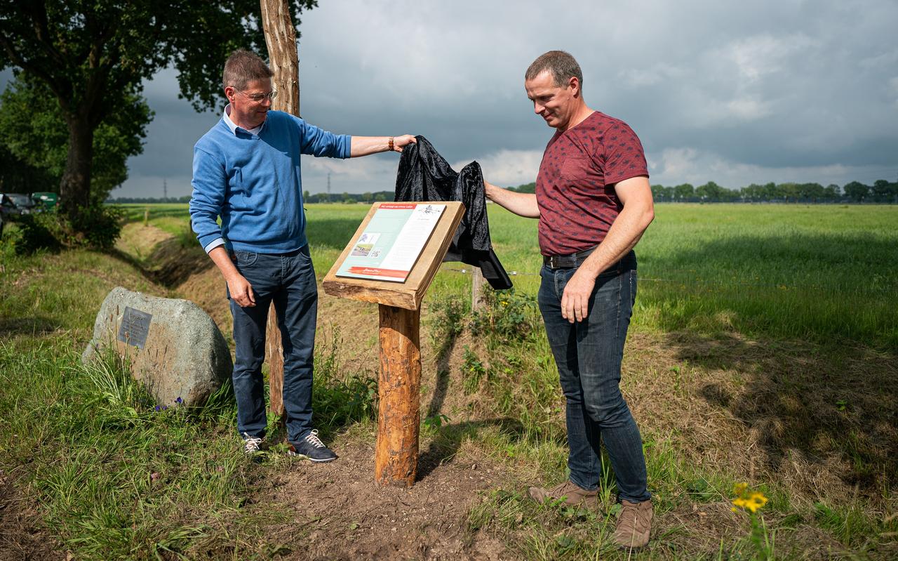 Gerhard van Staalduinen van de boermarke Peest (rechts) en Dick Dijkstra van het Recreatieschap Drenthe onthullen het informatiebord bij de nieuwe Lebbestaok. Gerhard van Staalduinen van de boermarke Peest (rechts) en Dick Dijkstra van het Recreatieschap Drenthe onthullen het informatiebord bij de nieuwe Lebbestaok.