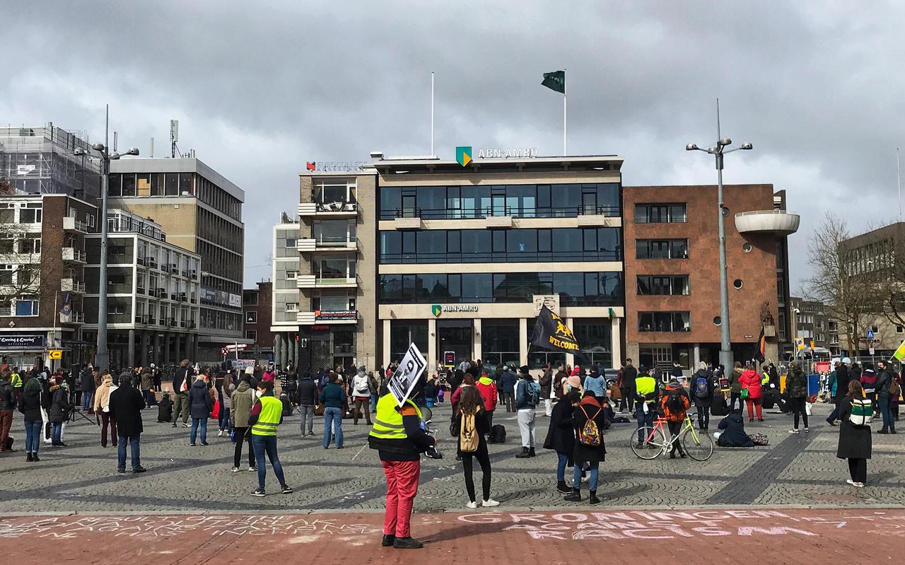Op de Grote Markt in Groningen demonstreerden zondagmiddag enkele honderden mensen tegen racisme en fascisme. 
