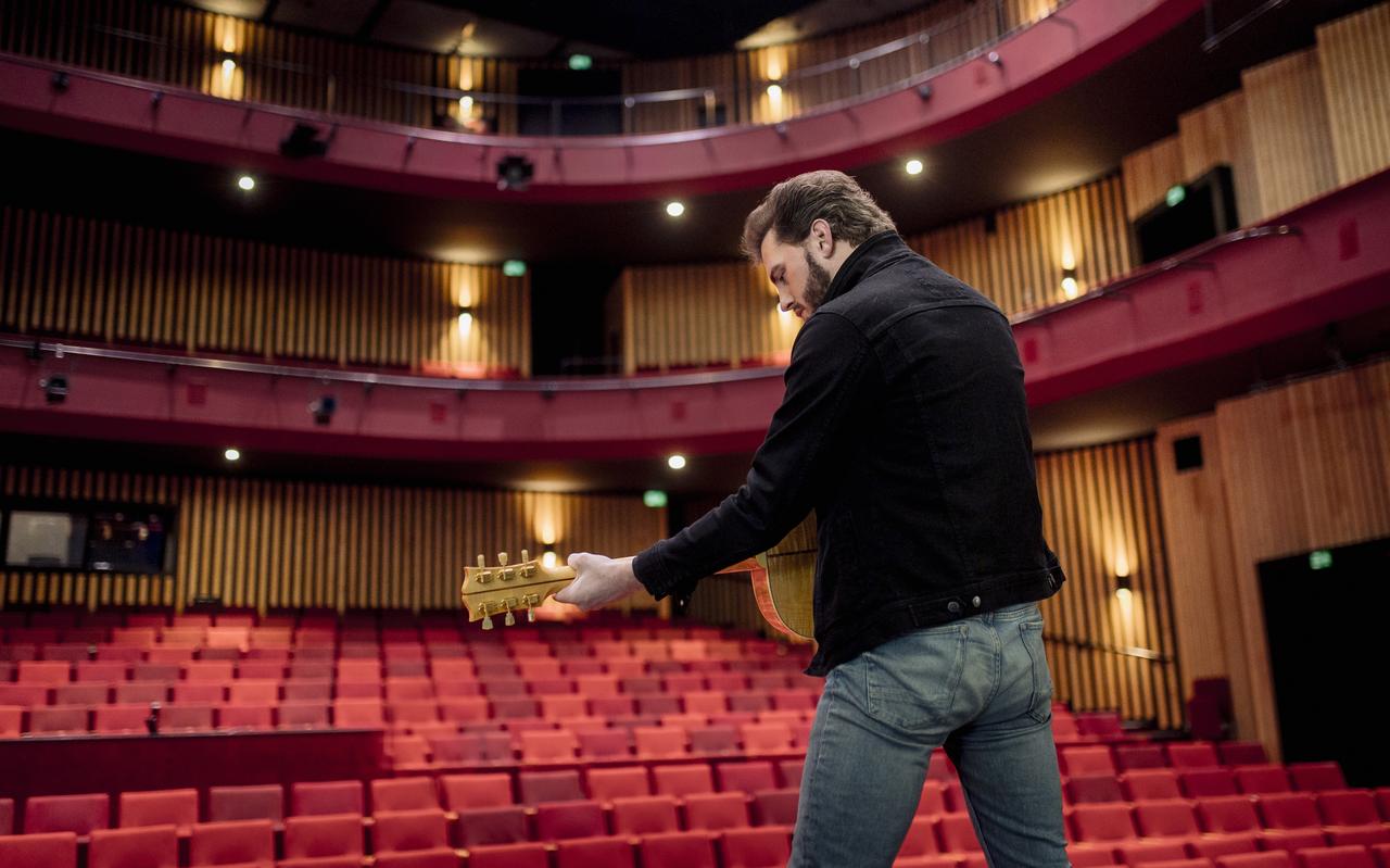 Bouke stond al vaker in het Atlas Theater in Emmen. Volgende week betreedt hij het grote podium van de Ziggo Dome in Amsterdam. Bouke stond al vaker in het Atlas Theater in Emmen. Volgende week betreedt hij het grote podium van de Ziggo Dome in Amsterdam.