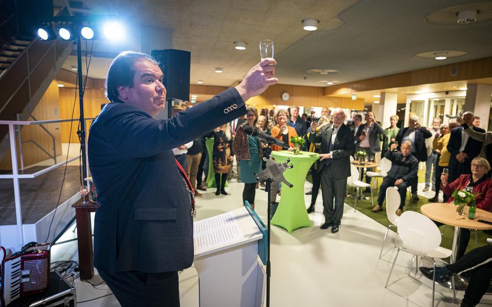 Burgemeester Thijsen brengt een toost uit op de nieuwjaarsreceptie van de Gemeente Tynaarlo, januari 2020.