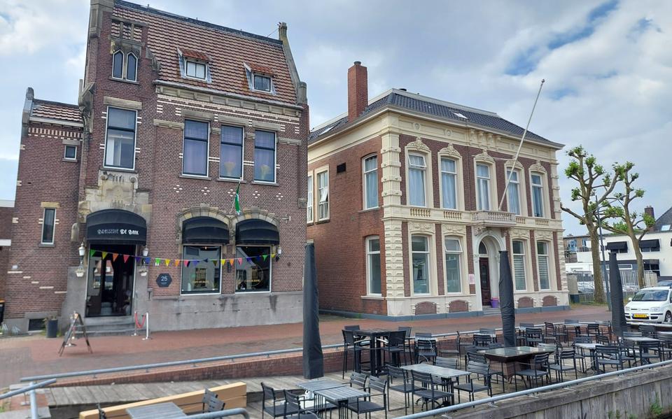 Café De Bank en het pand met zorgwoningen in Veendam.