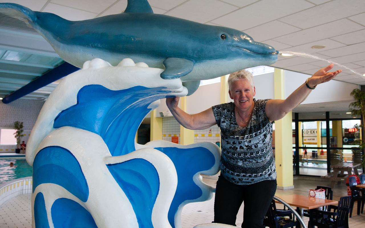 Aline Masselink stopt als bedrijfsleider van zwembad De Dolfijn. ,,Dit zwembad kan nog een behoorlijke periode mee.'' Aline Masselink stopt als bedrijfsleider van zwembad De Dolfijn. ,,Dit zwembad kan nog een behoorlijke periode mee.''