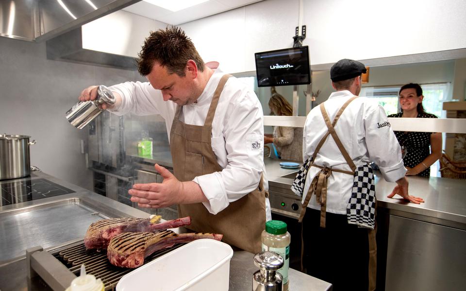 Chefkok Jeroen Gruber bereidt twee ‘tomahawk steaks’ voor de opening van Jantje's. 