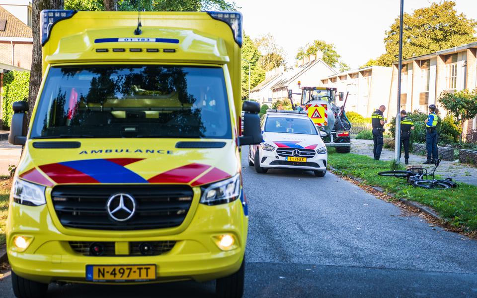 Fietser gewond geraakt in Hoogezand na botsing met trekker en watertank, slachtoffer met hoofdwond naar het ziekenhuis gebracht.