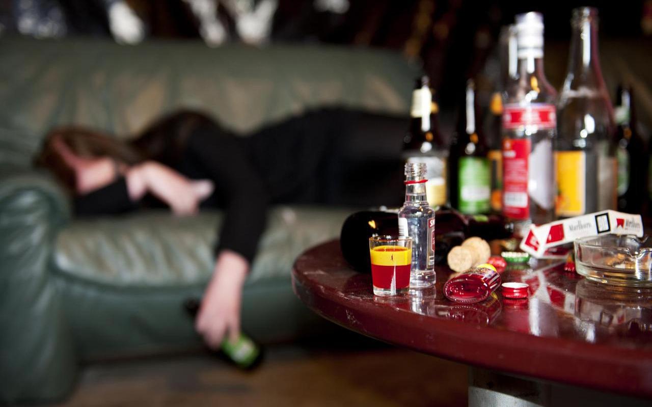 De verdachte vrouw en het vermeende slachtoffer (haar beste vriend) waren allebei stomdronken. De verdachte vrouw en het vermeende slachtoffer (haar beste vriend) waren allebei stomdronken.