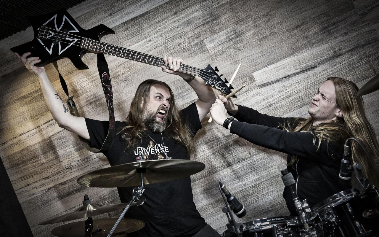 Jeroen Pomper en Marco Prij spelen binnenkort hun Metalmuziek op cruiseschip in de VS.