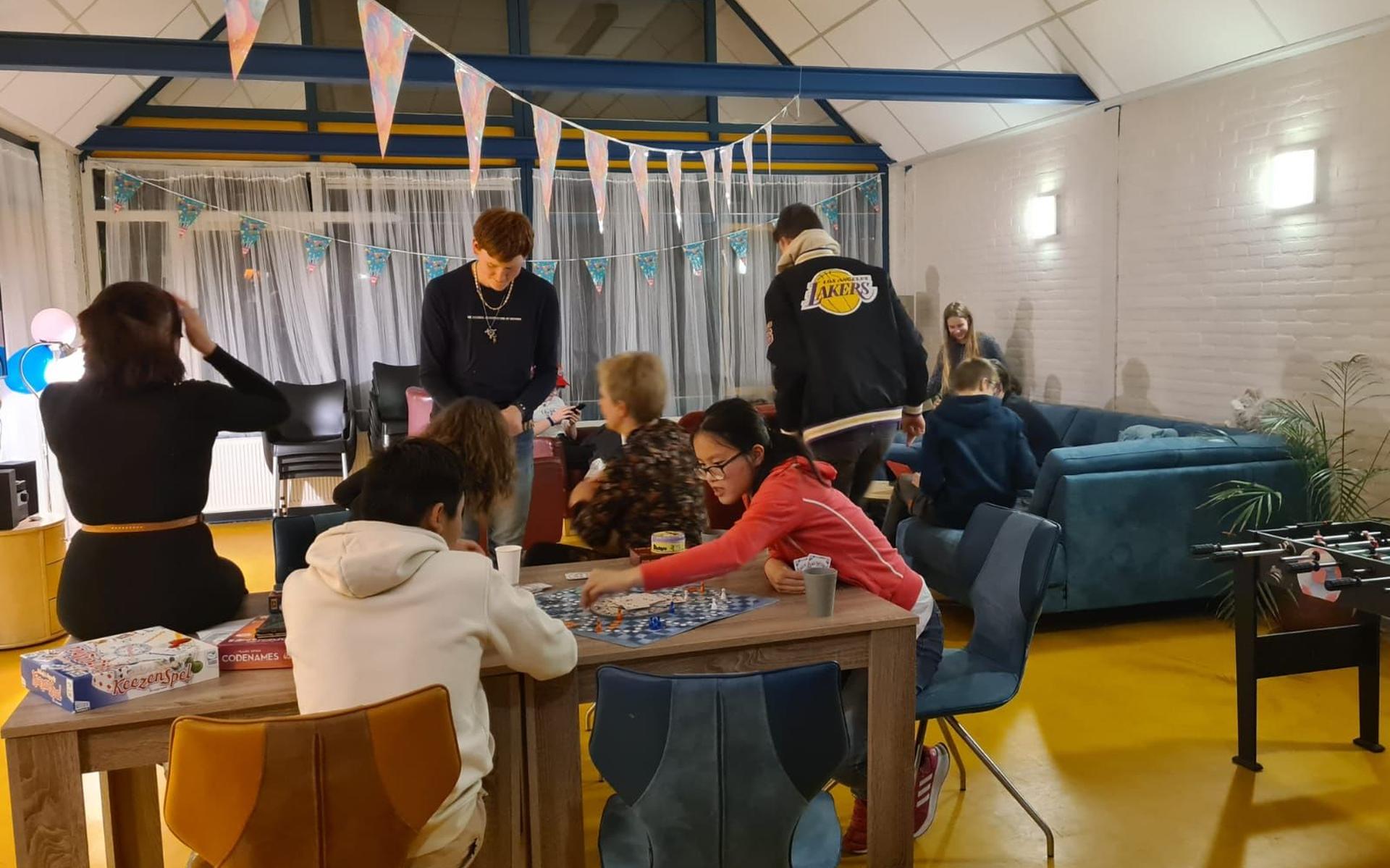 Hang Out!, soos voor jongeren met autisme in Assen, viert éénjarig bestaan. 'Er worden hier vriendsc