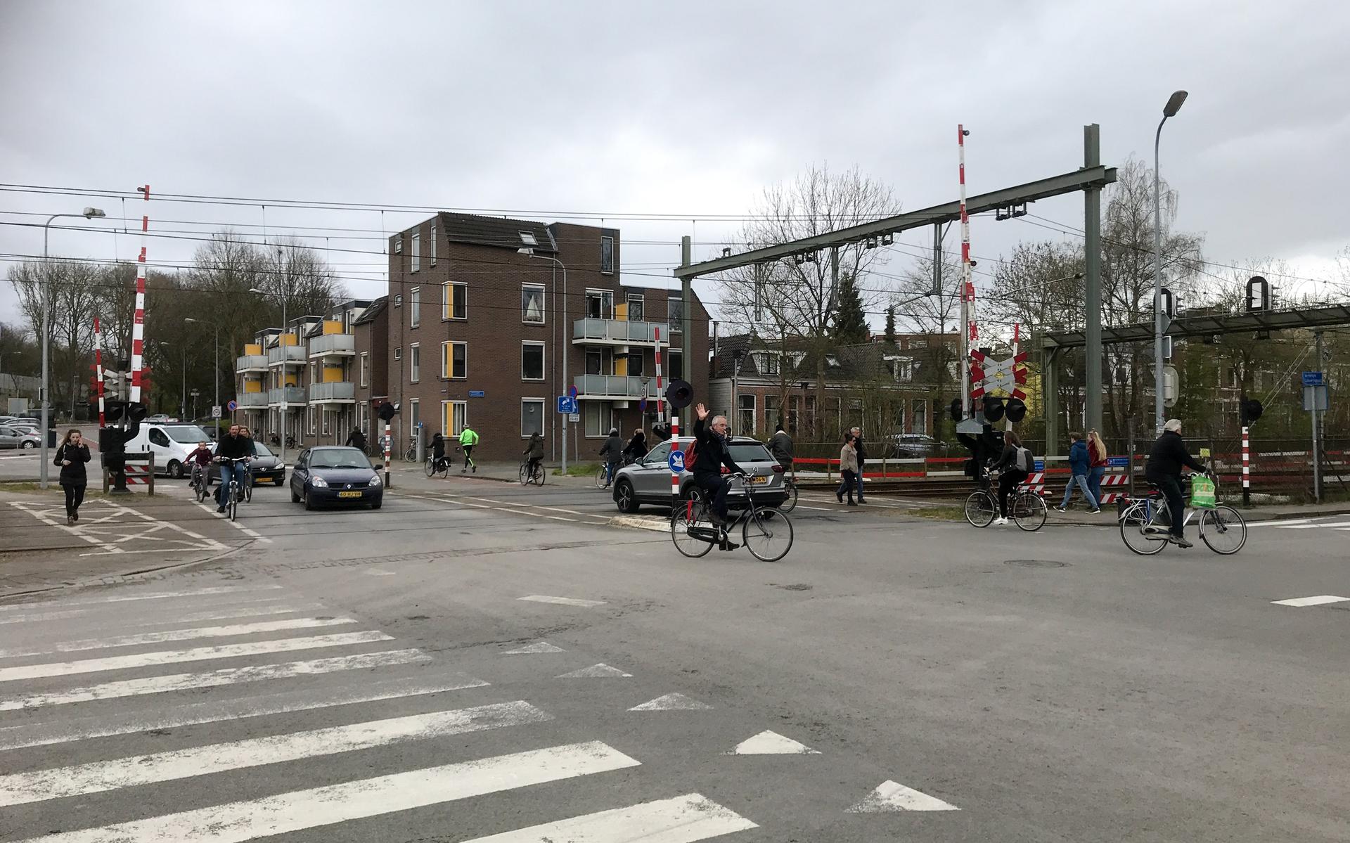 Deze weggebruikers maakten vrijdag een historische oversteek over de spoorwegovergang Esperantostraat in Groningen. Deze is vrijdag voor het laatst open. Vanaf zaterdag rijden auto's en bussen door de nieuwe Helperzoomtunnel, fietsers en voetgangers steken over via het Herewegviaduct of de onderdoorgang bij station Europapark.