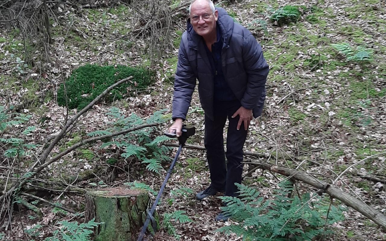 Amateuronderzoeker Johan Withaar in het bos bij Valthe. Amateuronderzoeker Johan Withaar in het bos bij Valthe.
