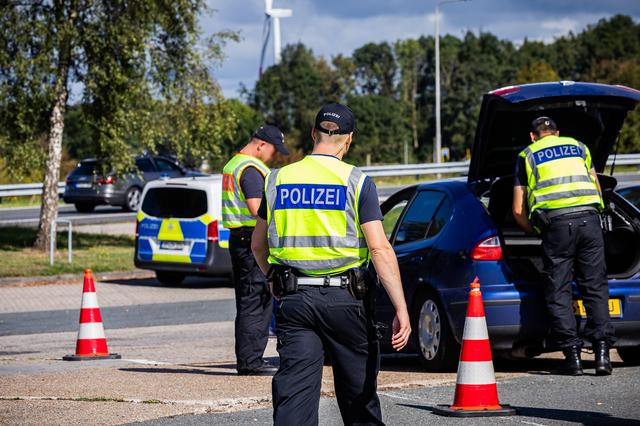 Duitse politie stuurt al 730 mensen terug bij de grensovergangen in Groningen en Drenthe. Minister k