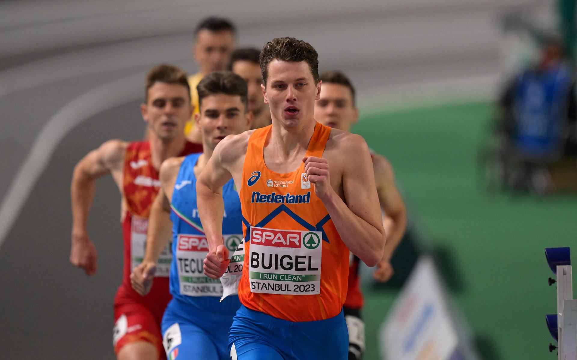Bram Buigel loopt op kop in zijn serie van de 800 meter.