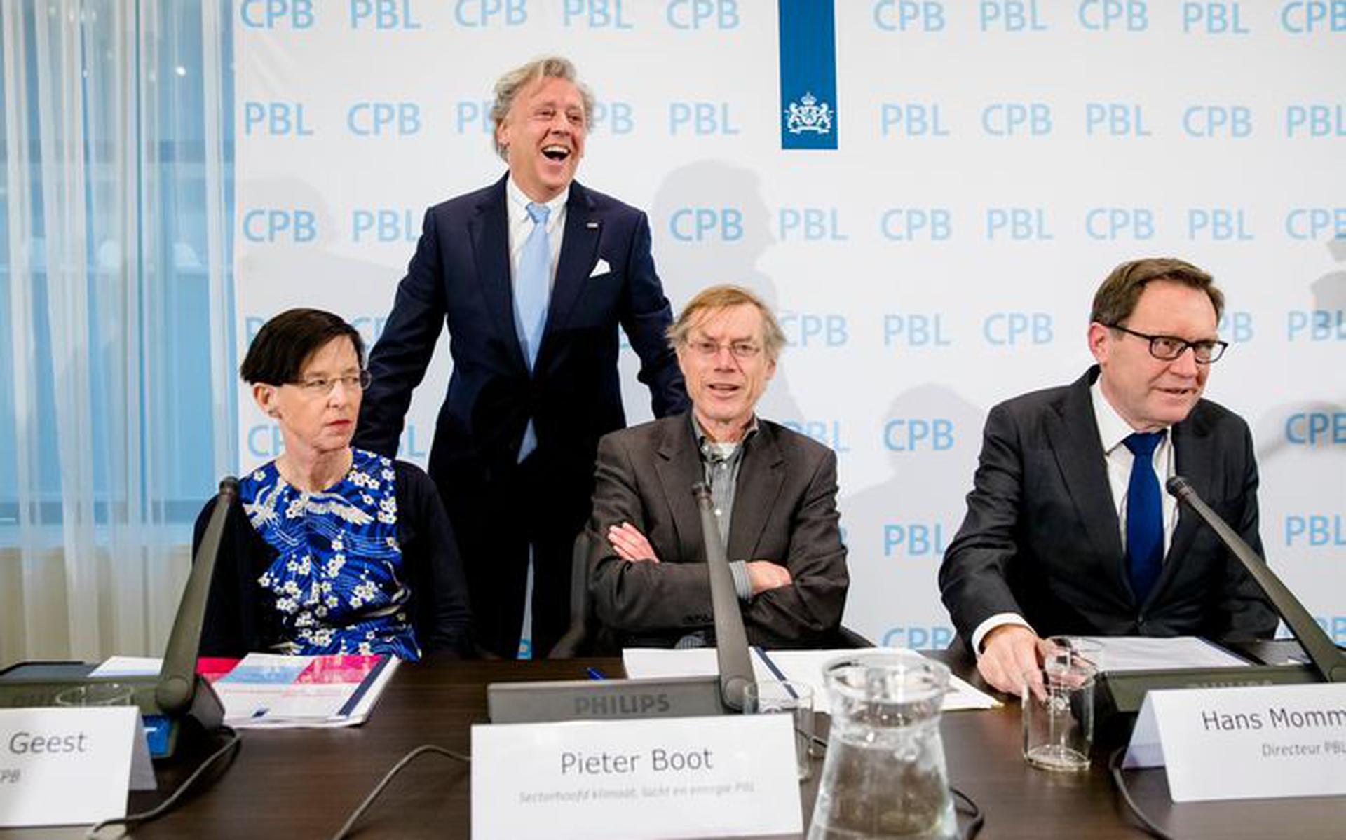 Een presentatie van een doorrekening van het Klimaatakkoord door het Planbureau voor de Leefomgeving (PBL), met in het midden Pieter Boot van het PBL. 