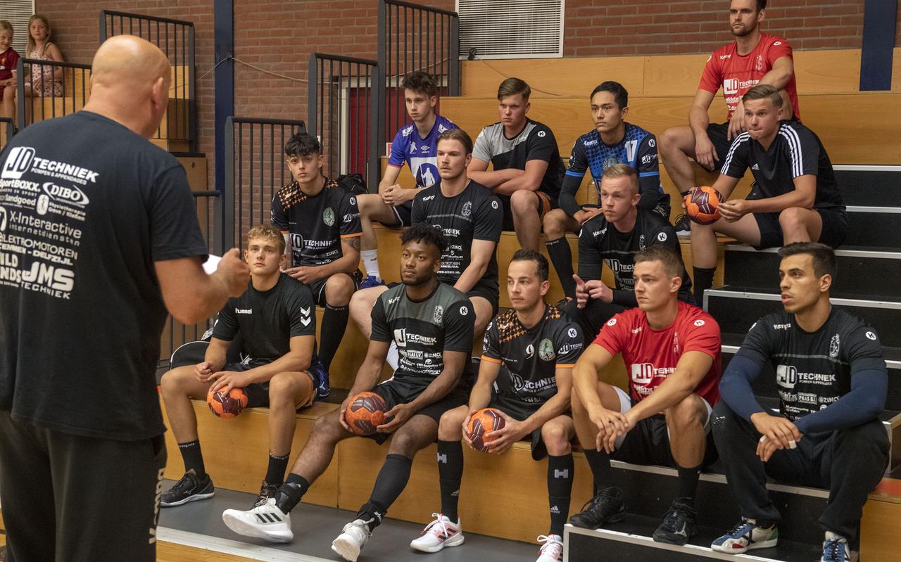 Joop Fiege spreekt de selectie van Hurry-Up toe bij de eerste training. Op de voorste rij vanaf rechts de drie nieuwelingen David Ferreira, Erik Blaauw en Bart Mik. Joop Fiege spreekt de selectie van Hurry-Up toe bij de eerste training. Op de voorste rij vanaf rechts de drie nieuwelingen David Ferreira, Erik Blaauw en Bart Mik.