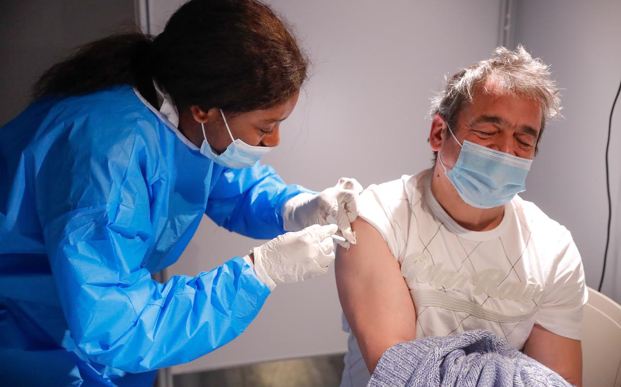 Een man in België ontvangt een boostervaccin