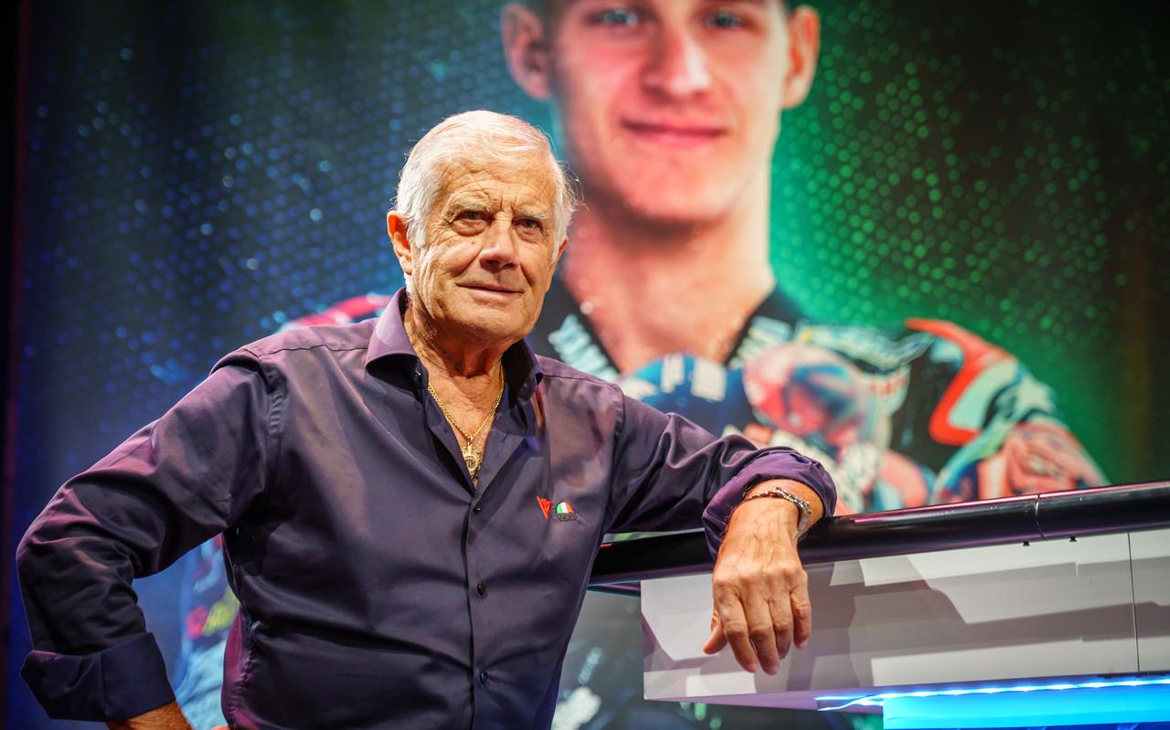 De oude en de nieuwe generatie motorhelden: de 80-jarige Giacomo Agostini voor de poster van de huidige wereldkampioen Fabio Quartararo. De oude en de nieuwe generatie motorhelden: de 80-jarige Giacomo Agostini voor de poster van de huidige wereldkampioen Fabio Quartararo.