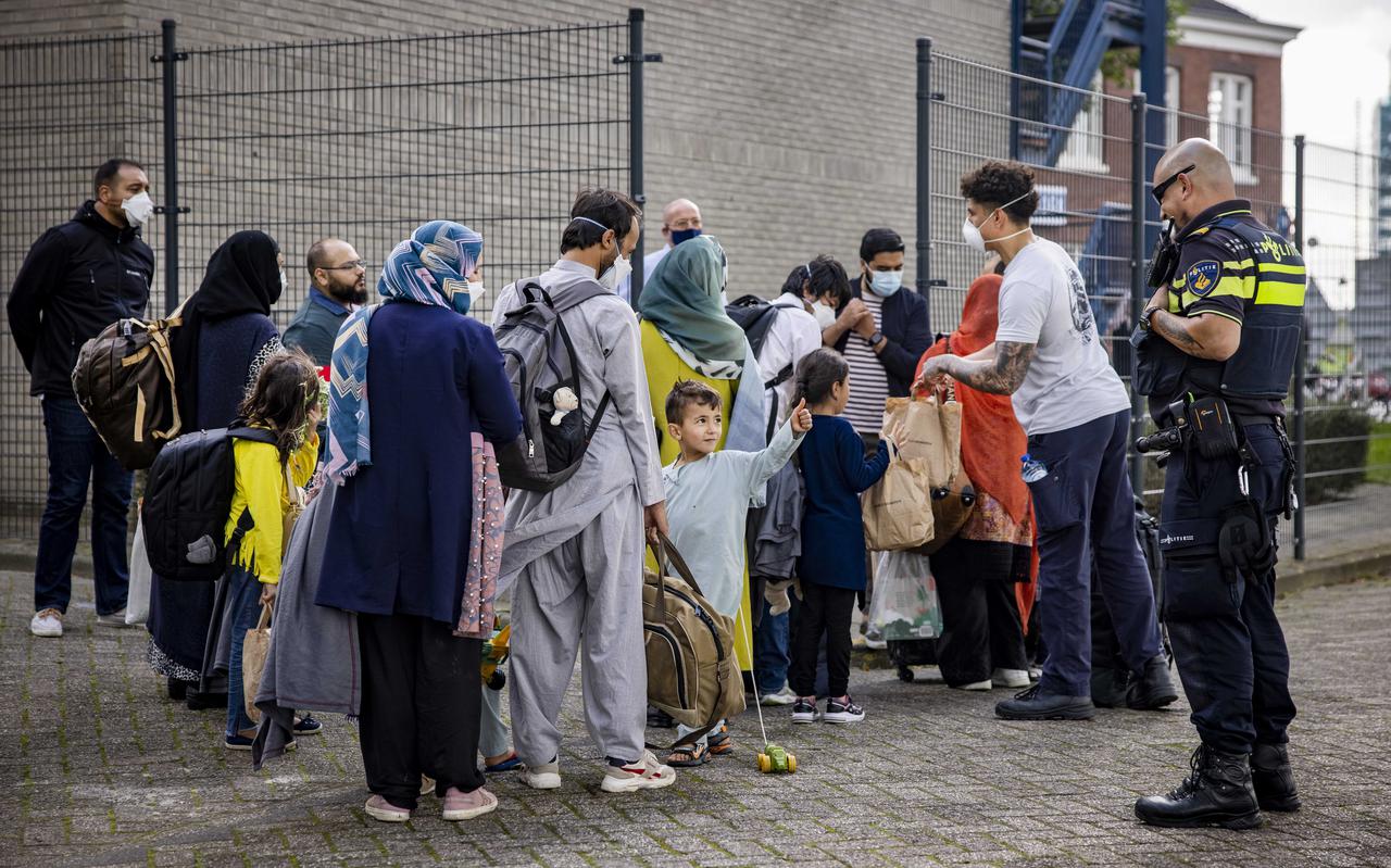 In Amsterdam heeft defensie een deel van het Marineterrein in Amsterdam beschikbaar gesteld als noodopvanglocatie voor evacués uit Afghanistan.
