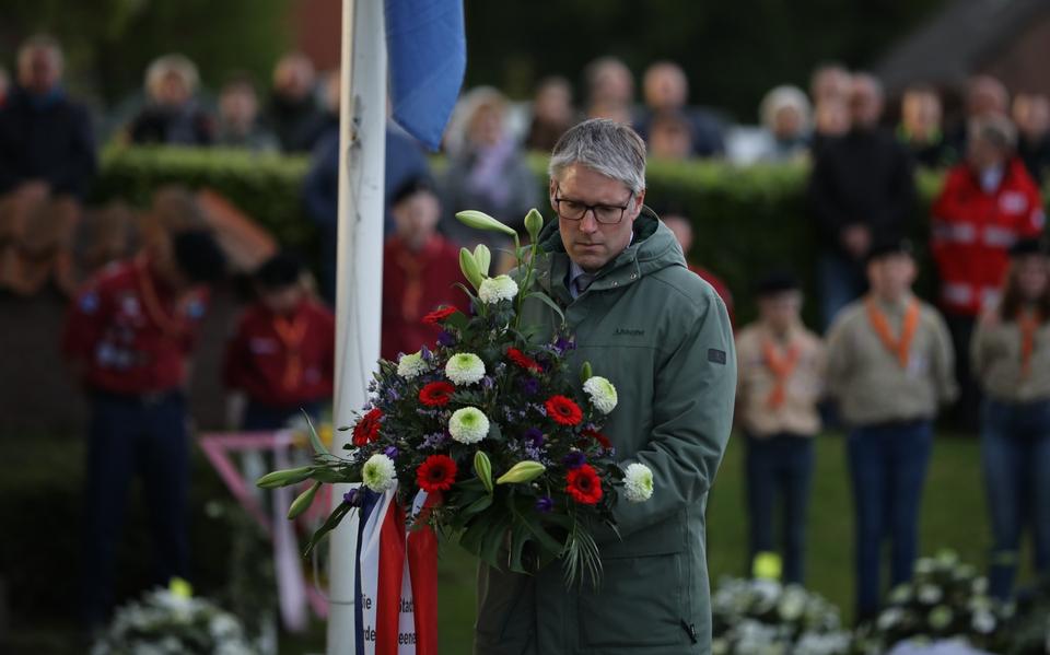 Burgemeester Heiko Abbas van Weener legt namens de Ostfriese gemeente een krans bij het monument aan het Zuiderveen