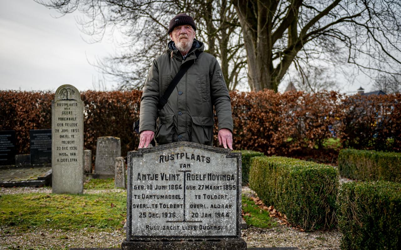 Willem Hovinga bij het graf van zijn overgrootouders op de begraafplaats in Tolbert. Willem Hovinga bij het graf van zijn overgrootouders op de begraafplaats in Tolbert.
