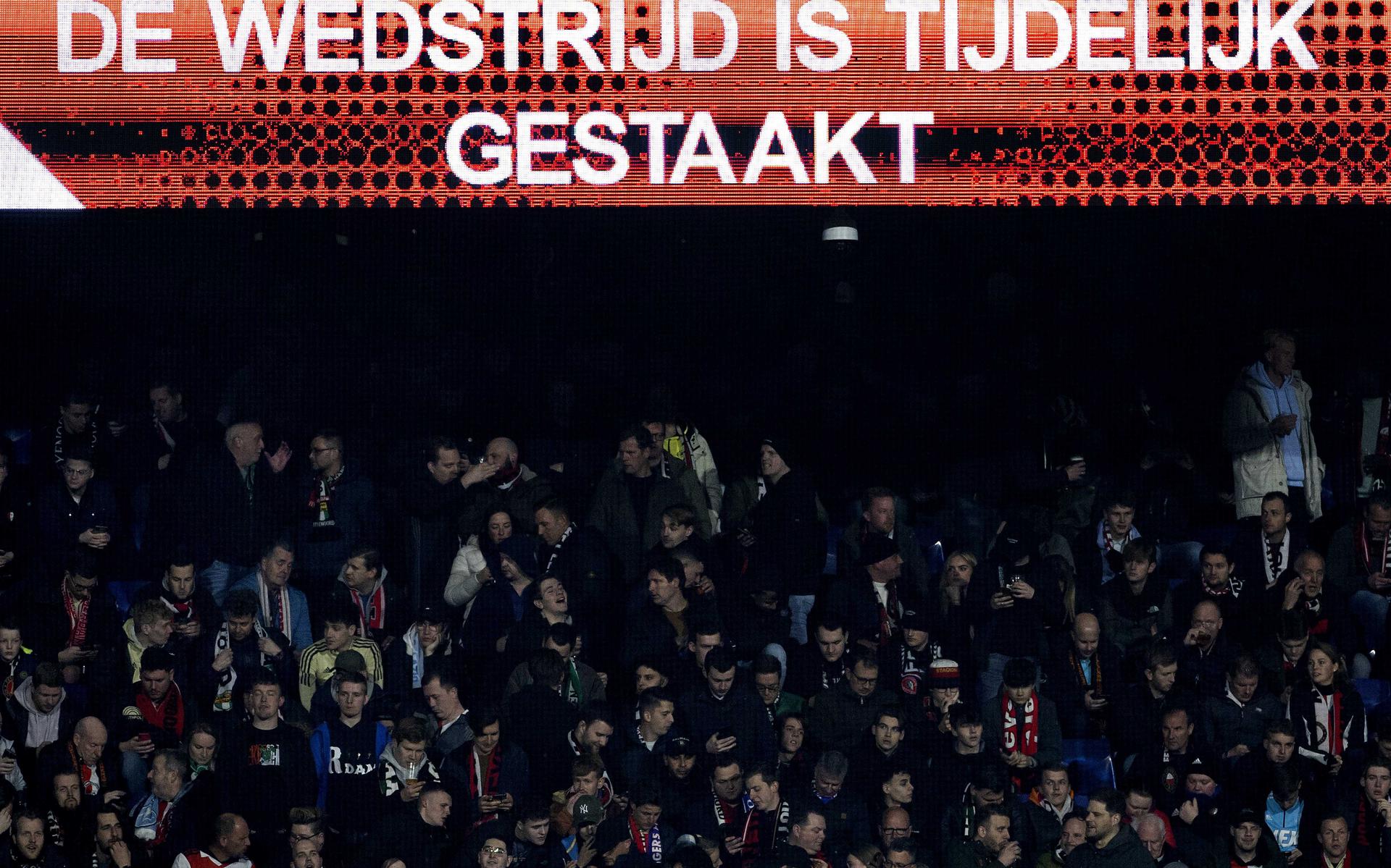 De halve finale van de KNVB-beker tussen Feyenoord en Ajax werd stilgelegd nadat Feyenoordsupporters spullen het veld op gooiden. Ajacied Davy Klaassen liep een hoofdwond op, vermoedelijk door een aansteker.