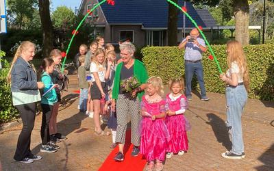 Samen met haar kleindochters, die ook op de Roosjenschool zitten, werd Goosje Geertsma feestlijk onthaald.