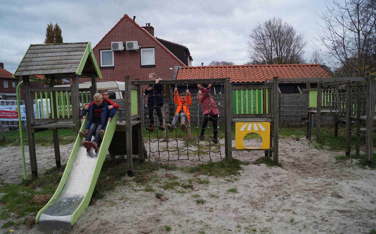 Kinderen van de Doorsneestraat in Nieuwe Pekela hopen op een nieuw speeltoestel in hun speeltuin, nu het oude is afgekeurd.                                