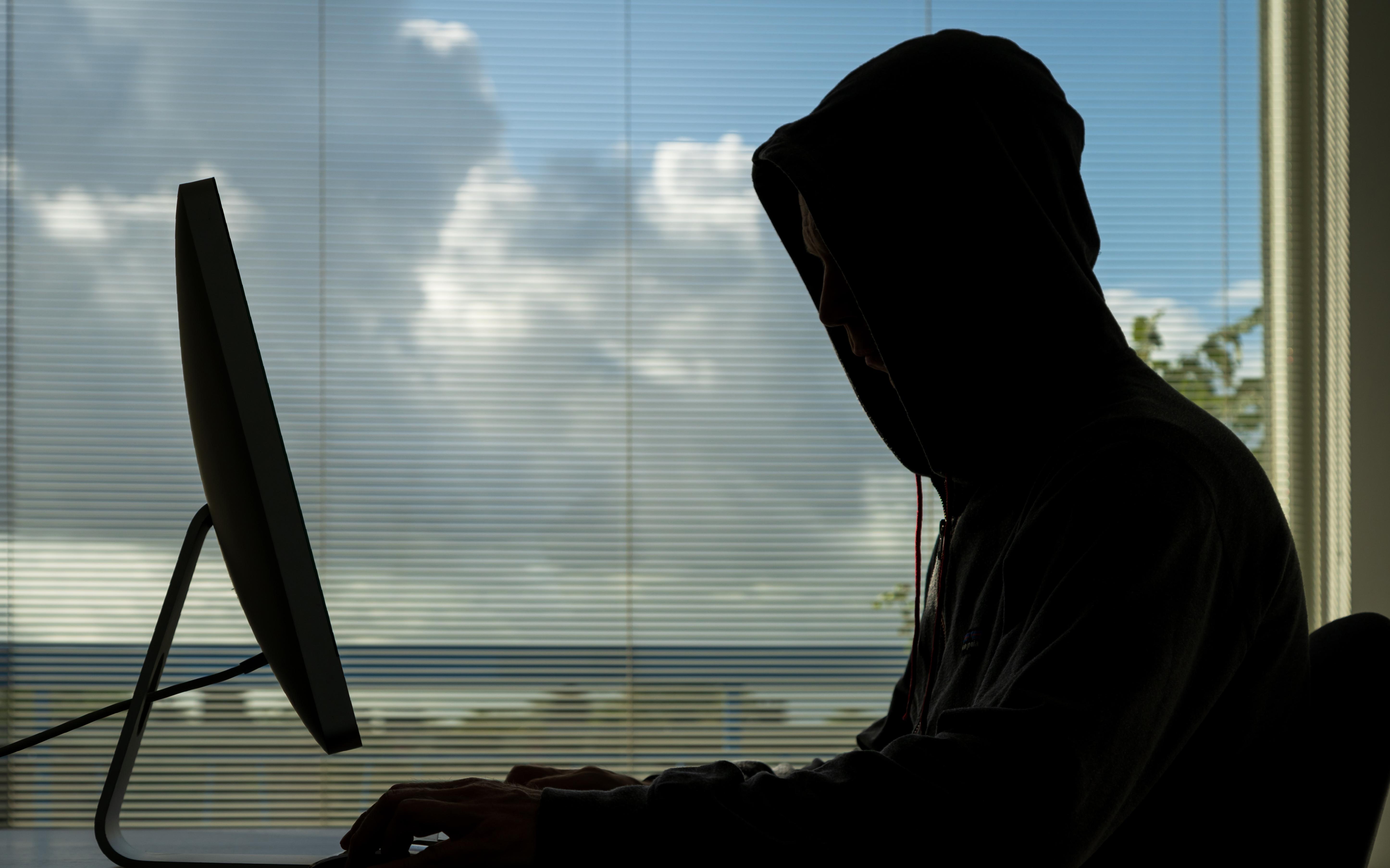 Man (51) uit Valthermond verdacht van verspreiden kinderporno. Appte ook met andere mannen over seks