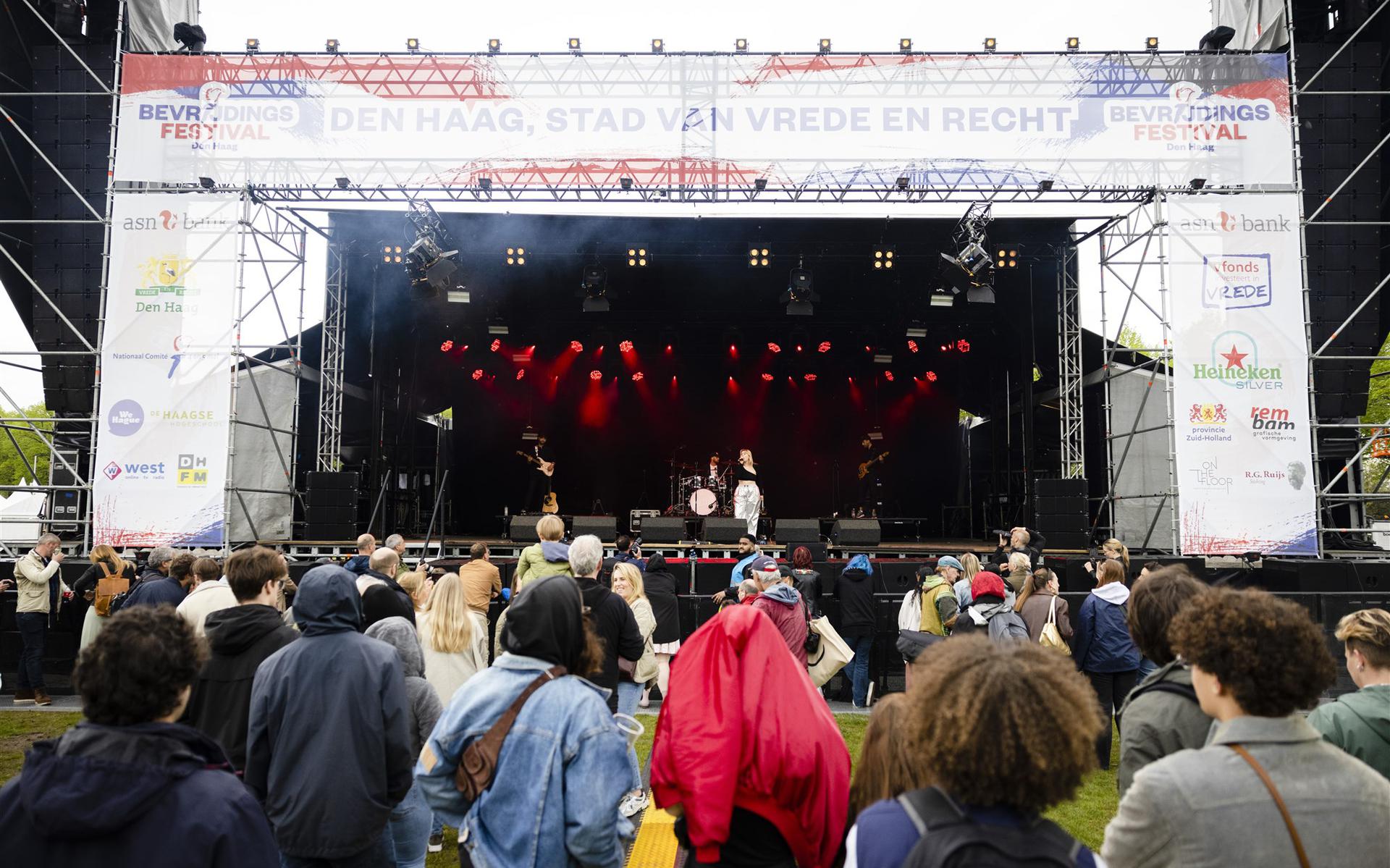 Publiek bij een optreden tijdens het Bevrijdingsfestival op het Malievel in Den Haag.  