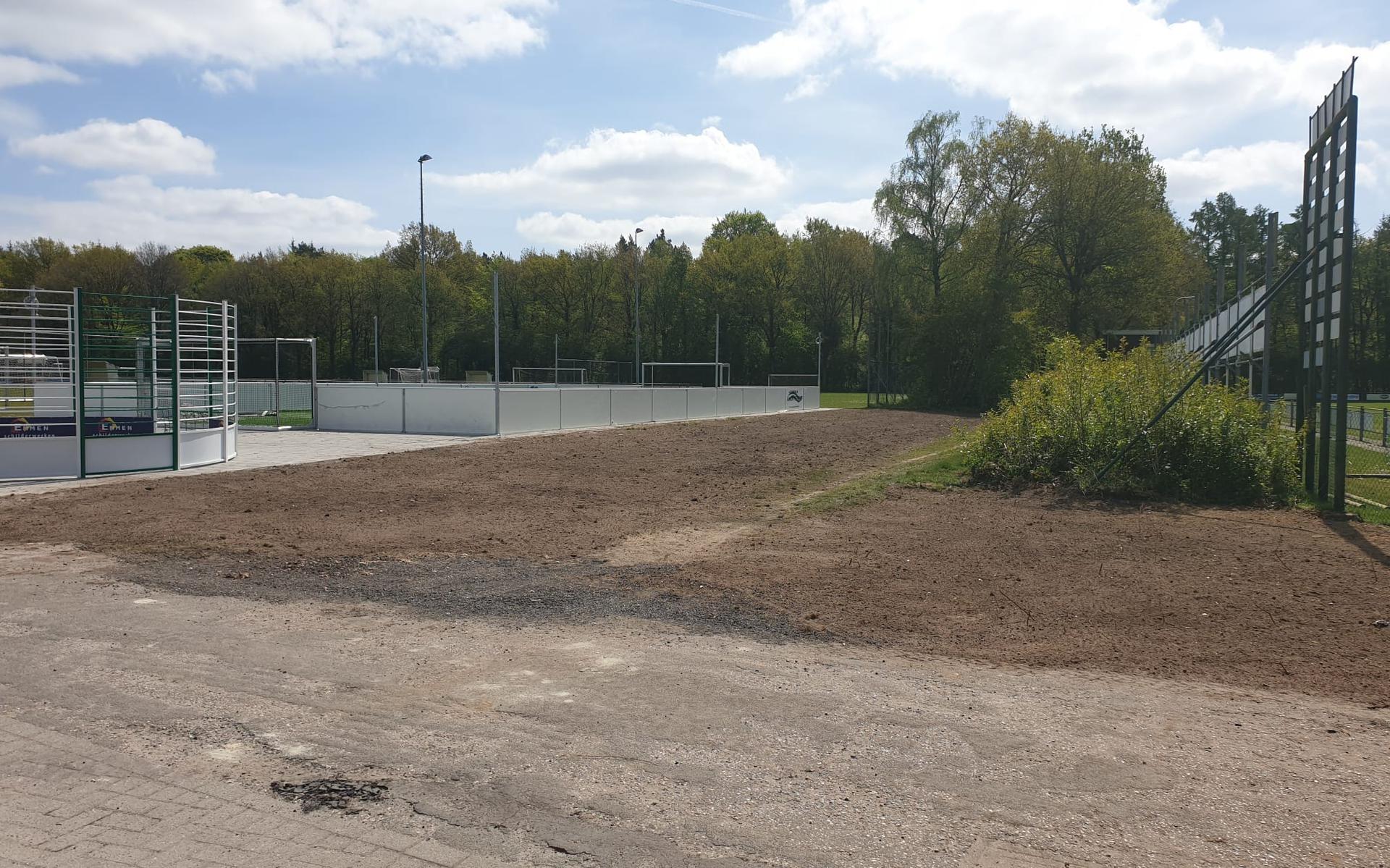 Het kunstgrasveldje met boarding heeft een plek gekregen nabij de velden voor de jeugd en de G-afdeling voor voetballers met een beperking.
