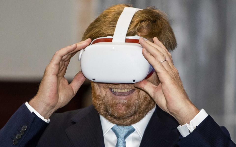 Koning Willem-Alexander tijdens het tweedaagse symposium van Wind Meets Gas in de Martinikerk. Hij bekijkt hier met een virtualrealitybril de ontwikkelingen in de Eemshaven. 