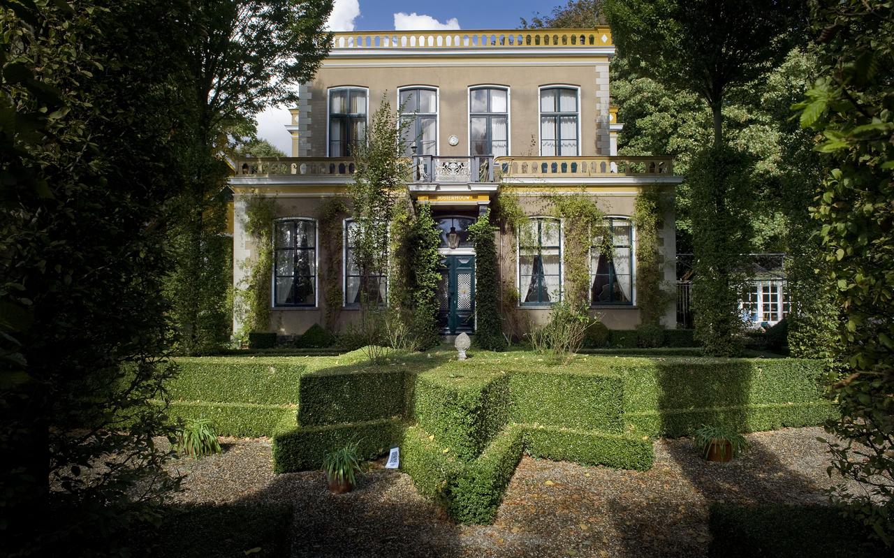 Landhuis Oosterhouw in Leens krijgt ruim 6 ton van het Waddenfonds op de landschapstuinen op te knappen.