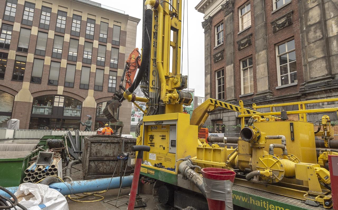 Deze boormachine op het Waagplein zorgt er mede voor dat het Stadhuis van Groningen straks energiezuinig wordt verwarmd. Deze boormachine op het Waagplein zorgt er mede voor dat het Stadhuis van Groningen straks energiezuinig wordt verwarmd.
