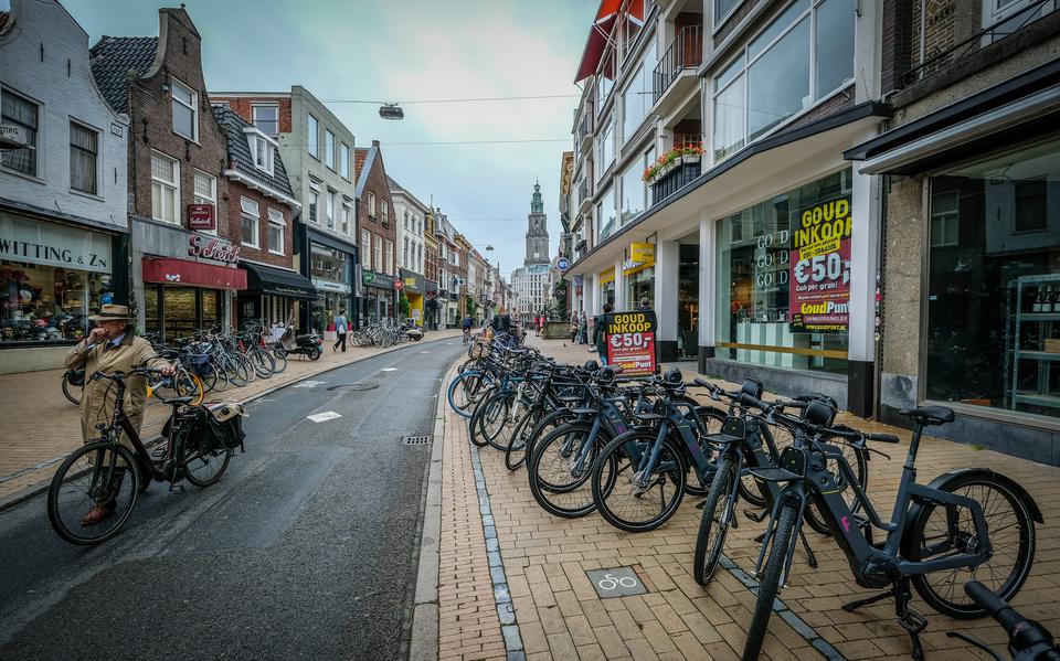 De fietsen van bezorgdienst Flink aan de Oosterstraat nemen de straat over, tot frustratie van andere ondernemers. 