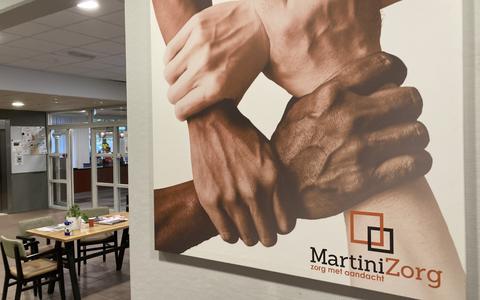 Een reclamebord van Martinizorg bij het dagactiviteitencentrum in Oosterparkheem.