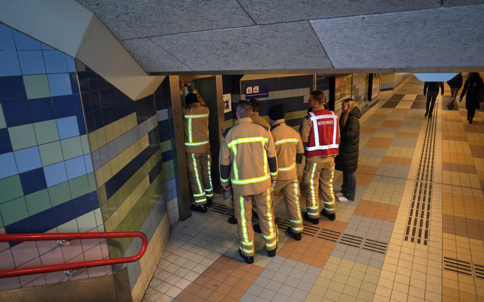 Twee personen die donderdagmorgen vastzaten in de zogenoemde ‘horrorlift’ op het station in Meppel zijn door de brandweer bevrijd. 